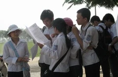 Thí sinh trao đổi bài sau giờ thi