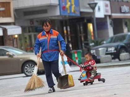 Em bé theo chân mẹ quét rác khắp nơi ảnh 2