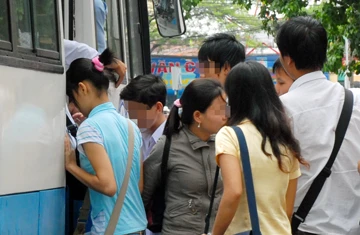 Việc chen lấn lên xe buýt như thế này đối với một bộ phận sinh viên như là chuyện bình thường, không hổ thẹn. Ảnh: HTD Việc chen lấn lên xe buýt như thế này đối với một bộ phận sinh viên như là chuyện bình thường, không hổ thẹn. Ảnh: HTD