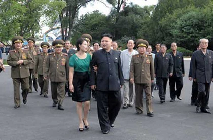 Soi giày tăng chiều cao của Kim Jong-un ảnh 2 Soi giày tăng chiều cao của Kim Jong-un ảnh 2