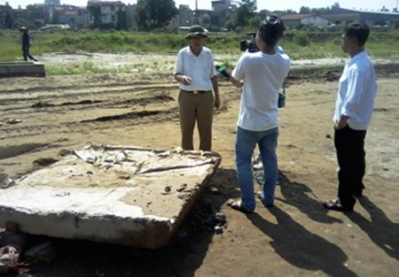 Hà Nội: Tìm thấy thi thể cháu bé mất tích dưới hố ga ảnh 1