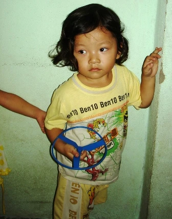 Hình ảnh mới nhất của bé gái 3 tuổi bị tắm kiểu “bạo hành” ảnh 2