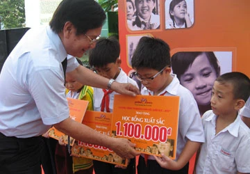 Gần 1.600 suất học bổng cho học sinh nghèo ảnh 1