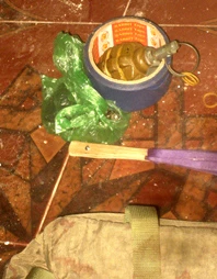 Lựu đạn cùng một số dụng cụ trong ba lô tên cướp Lựu đạn cùng một số dụng cụ trong ba lô tên cướp