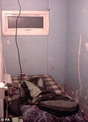 Bé 11 tuổi bị bỏ đói cả năm trong phòng bẩn thỉu ảnh 1