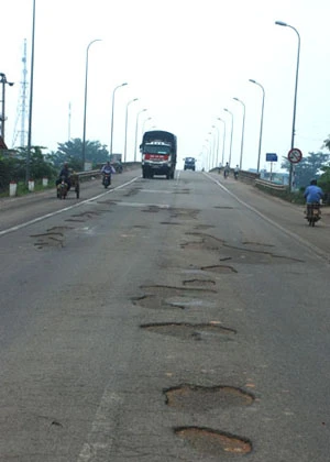 Quốc lộ 1A thủng lỗ chỗ sau mưa lũ ảnh 1