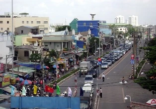 Ôtô xếp hàng dài cả cây số qua phà Cát Lái ảnh 1