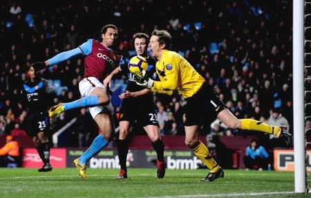 Van der Sar: "Chelsea đã gặp nhiều may mắn" ảnh 1