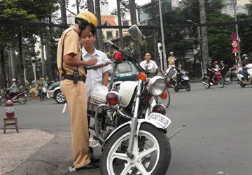 Hối lộ CSGT: Cứ phạt nghiêm theo luật ảnh 1