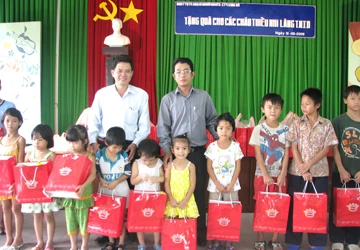 Kinh Đô tặng 4.200 phần quà cho các em thiếu nhi ảnh 1