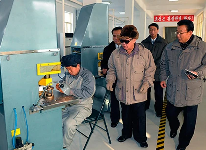 Chiếc áo khoác trứ danh của Kim Jong-il ảnh 8 Chiếc áo khoác trứ danh của Kim Jong-il ảnh 8