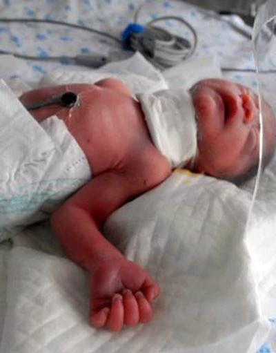 Bé gái sơ sinh bị cắt cổ, vứt thùng rác ở TQ ảnh 1