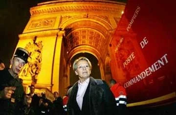Bộ trưởng Bộ Nội vụ Pháp tại quảng trường Champs-Elysées.