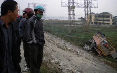 Sáng nay (2-11-2010): Phát hiện thi thể thứ 16 vụ xe khách bị lũ cuốn ảnh 4