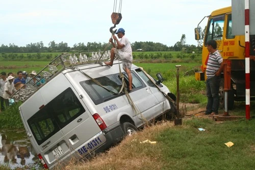 Tài xế trại hòm ngủ gật, một gia đình trùng tang ảnh 1