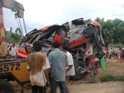 Xe khách tông nhau: 4 người chết, 18 người bị thương ảnh 1