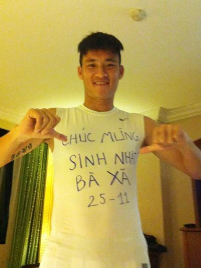 Công Vinh viết lời mừng sinh nhật Thủy Tiên trên áo ảnh 1