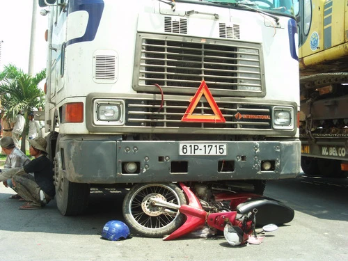 Lọt gầm xe container vì… qua đường ẩu ảnh 1 Lọt gầm xe container vì… qua đường ẩu ảnh 1