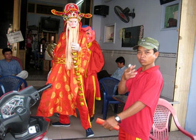 Thần Tài, Thổ Địa xuống phố chúc xuân ảnh 1 Thần Tài, Thổ Địa xuống phố chúc xuân ảnh 1