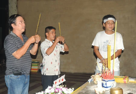 Đạo diễn Trần Ngọc Phong thắp nén nhang giã từ Nguyễn Huỳnh.