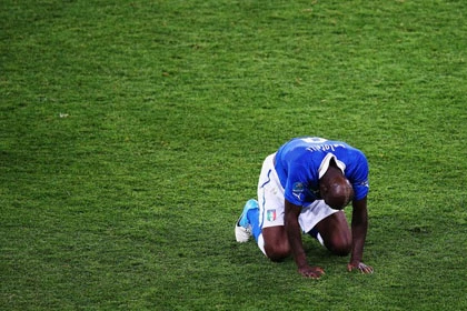 Pirlo và Balotelli rơi lệ vì thua Tây Ban Nha ảnh 1