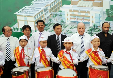 Qua sông phải lụy đò ảnh 1