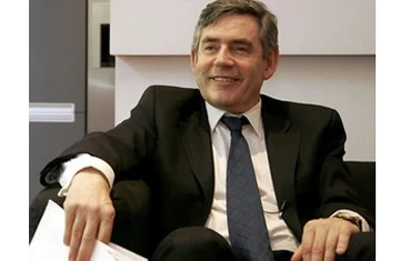 Thủ tướng Anh là người đàn ông mặc xấu nhất ảnh 1