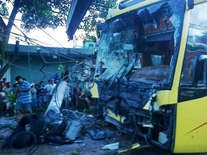 Xe khách tông nát xe tải, húc gẫy cột điện ảnh 1 Xe khách tông nát xe tải, húc gẫy cột điện ảnh 1