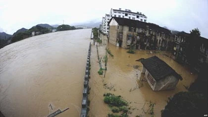 Lũ lụt nặng nhất trong 55 năm tấn công Trung Quốc ảnh 6