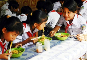 Bắt năm người ăn chặn tiền của học sinh ảnh 1