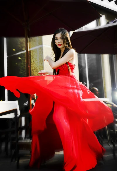 Ngắm siêu mẫu Lan Hương rực đỏ trên phố ảnh 8