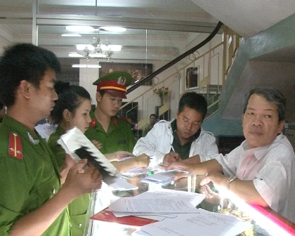 Chủ tiệm vàng lớn tại Huế bị xử phạt vì mua bán ngoại tệ trái phép ảnh 1