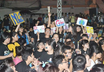 Hơn 5.000 bạn trẻ hưởng ứng sự kiện Giờ Trái đất 2013 ảnh 1