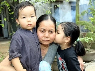 "Cô gái hóa bà lão” ra nước ngoài chữa bệnh ảnh 1