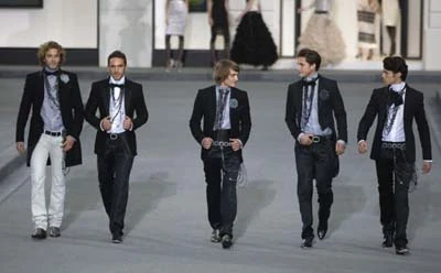 Gavin James Bower đã khiến mọi người sốc nặng vì những tiết lộ khủng khiếp của giới mẫu nam.