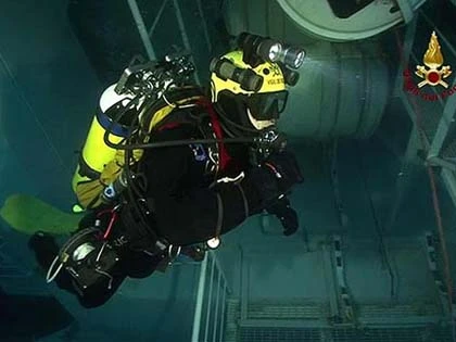 Tìm gấu bông trong xác tàu Costa Concordia ảnh 2 Tìm gấu bông trong xác tàu Costa Concordia ảnh 2