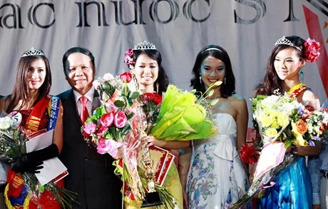 Phùng Thị Mỹ đăng quang Hoa hậu người Việt tại SNG ảnh 1