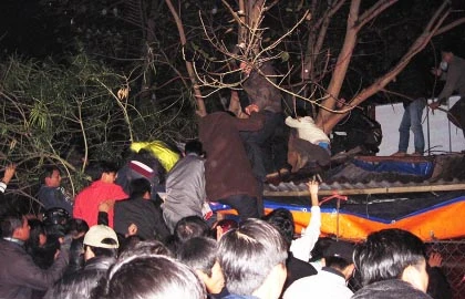 Lễ khai Ấn đền Trần: Hỗn loạn, hàng chục người ngất xỉu ảnh 2