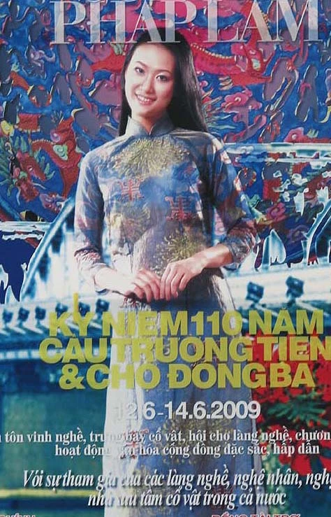 Minh Nga trong trang phục áo dài trên banner quảng bá Festival nghề truyền thống Huế