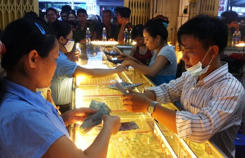 Ùn ùn bán vàng vì tin đồn tiệm bán hàng giả ảnh 3
