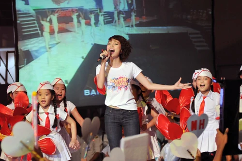 Minh Hằng tình tứ bên Lam Trường ảnh 5