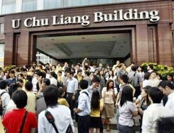 Nhân viên cao ốc văn phòng ở thủ đô Bangkok (Thái Lan) chạy túa ra đường.