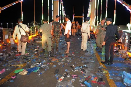 Cảnh giẫm đạp kinh hoàng ở Campuchia ảnh 8