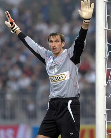 Thủ môn Đinh Hoàng La đã được HLV Calisto chọn và hy vọng sẽ là chỗ dựa vững chắc của đội tuyển Việt Nam. Ảnh: QUANG THẮNG