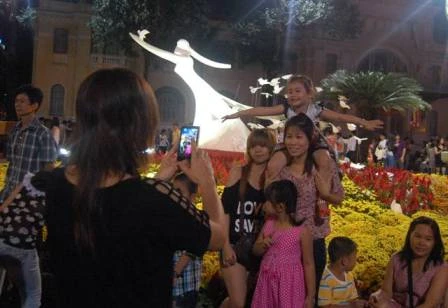 Đường hoa Nguyễn Huệ chật cứng người trong thời khắc giao thừa ảnh 7