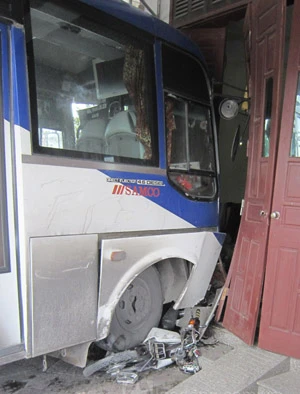 Xe khách đâm xe máy rồi lao vào nhà dân ảnh 2