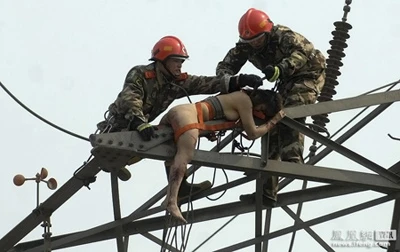 Thót tim giải cứu cô gái "nude" trên cột điện cao thế ảnh 3 Thót tim giải cứu cô gái "nude" trên cột điện cao thế ảnh 3