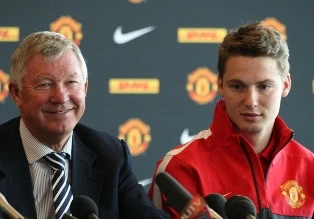 Sir Alex khoe chiến tích tóm "Scholes mới" trước mũi Man City ảnh 1