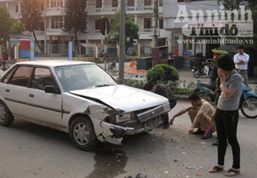 Đang rửa xe bị “xe điên” tông lao vào gốc cây ảnh 1