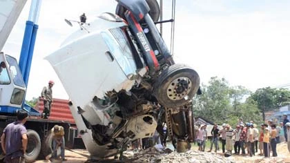 Xe tông nhau, kẹt xe 10 km trên quốc lộ 1A ảnh 3